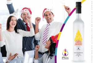personas celebrando por regalos
