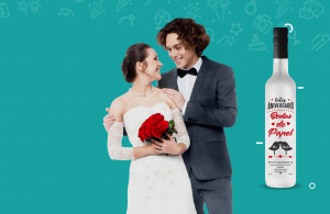 pareja celebrando bodas de papel
