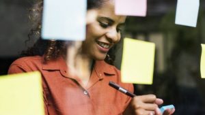 Mujer colocando post it 5 Ideas de planes para Semana Santa