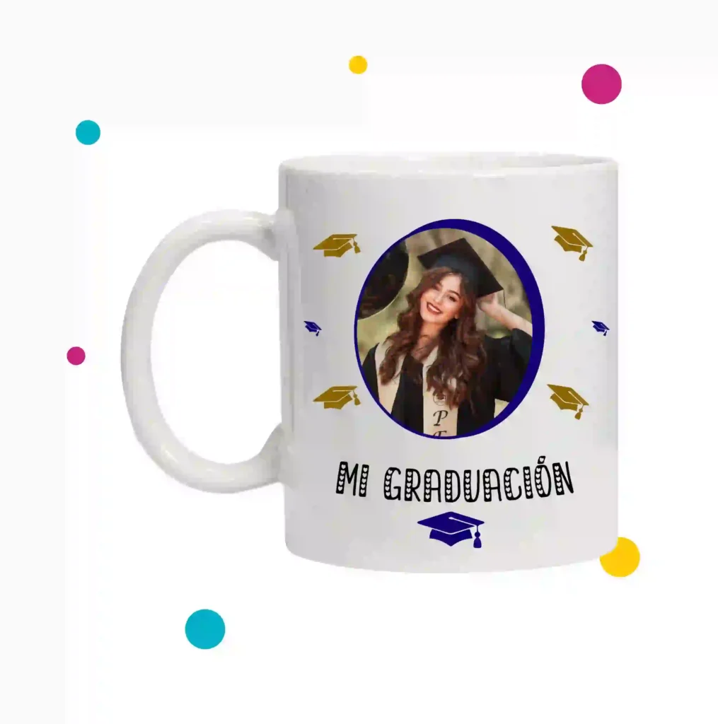 Taza blanca con fotografía de una chcia recién graduada