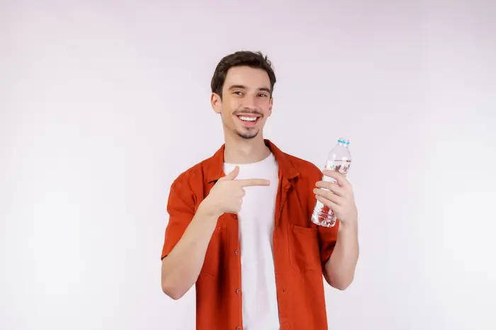 persona feliz por el diseño de envase de su producto