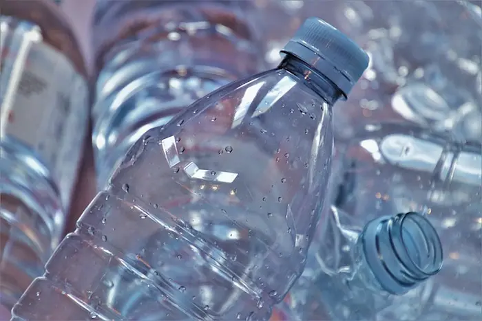 envases de agua hechos con materiales sostenibles