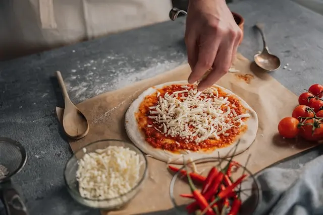 Pizza casera de cuatro quesos