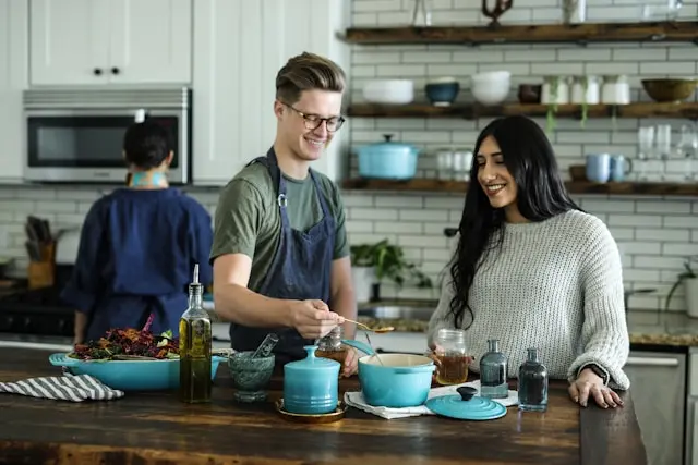 dos personas cocinando
