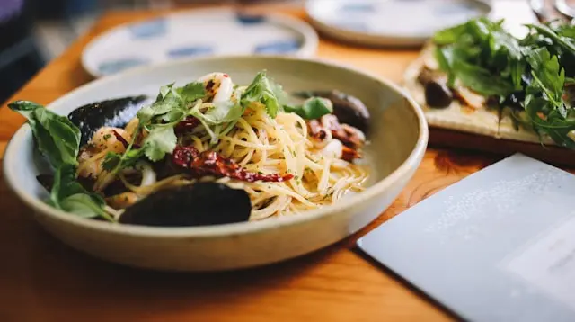 plato con ensalada mediterranea