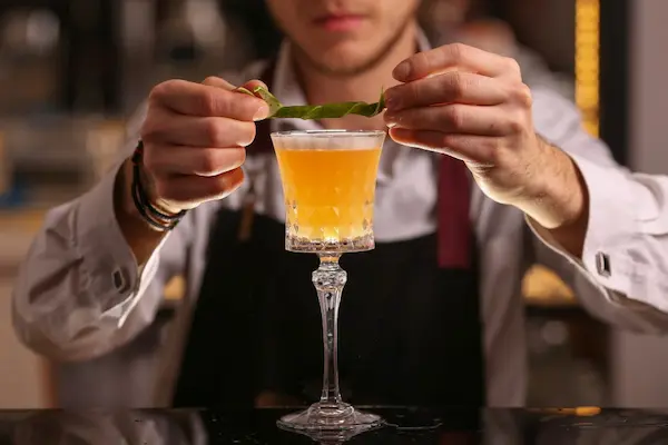 El ritual del servicio: cuando los cocteles peruanos se convierten en experiencia